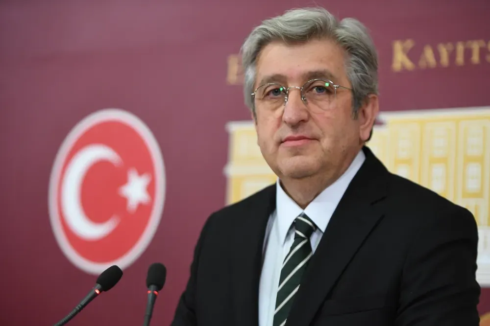 CHP’li Samsun Milletvekili Murat Çan; “Sayın Cumhurbaşkanı belediye silkelemeye bu kadar meraklıysa Samsun’dan başlamalı.”