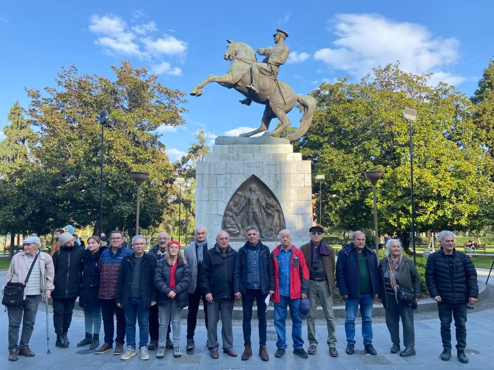 Perşembe öğretmen okulu mezunları Onur anıtı önünde Atatürk’ün devrim ve ilkelerine bağlılık etkinliği düzenlediler. 