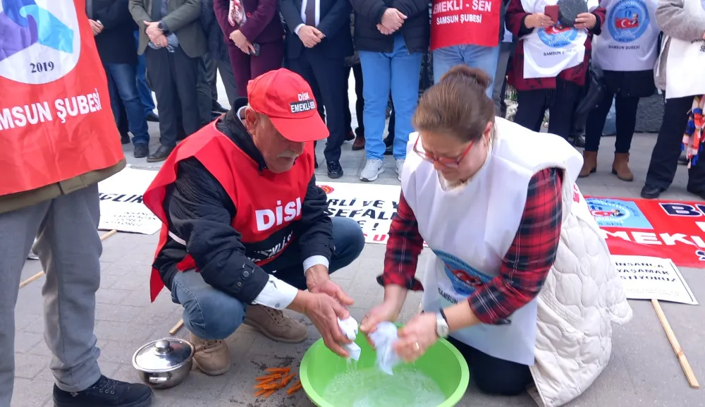 Samsun DİSK Emekli-Sen şubesi tarafından TUİK,SGK ve Maliye bakanlığının logolu bayraklarını yıkayıp ipe serdiler.