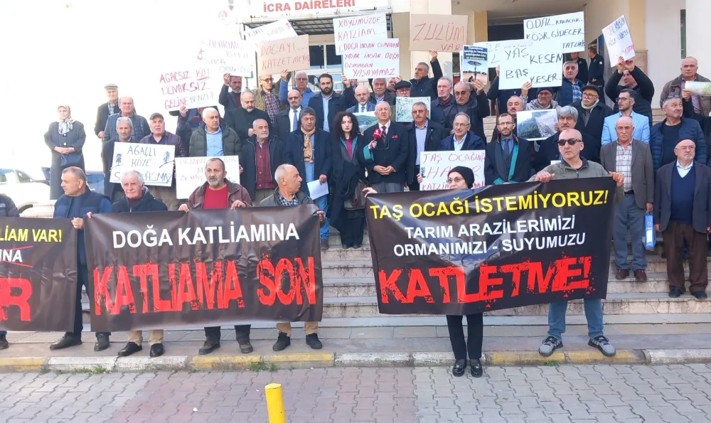 Kavak Köseli köylüleri Samsun İdare mahkemesi merdivenlerinde “Köyümüzde katliam var, taş ocağına hayır” pankartı açtılar.  