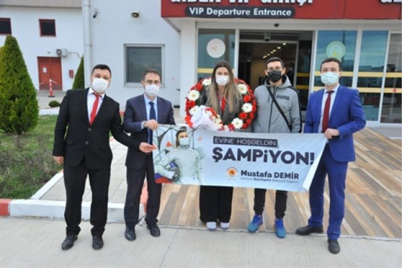 Büyükşehir Dünya ikincisi Nisanur’u havaalanında çiçeklerle karşıladı